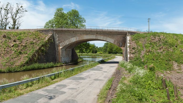 Le pont, vu d'amont. © Pierre-Marie Barbe-Richaud / Région Bourgogne-Franche-Comté, Inventaire du patrimoine - 2013