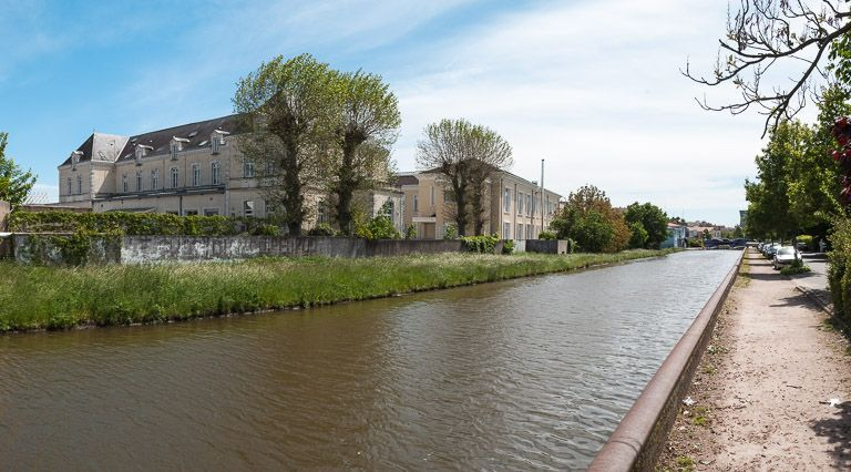 Le canal avec à gauche l'hôpital. © Pierre-Marie Barbe-Richaud / Région Bourgogne-Franche-Comté, Inventaire du patrimoine - 2013