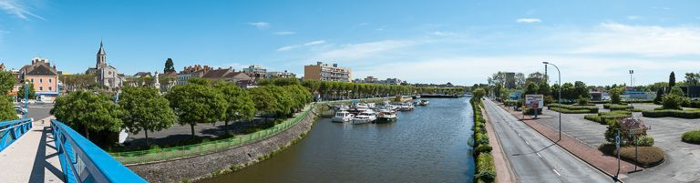 Panorama de la ville de Montceau, de gauche à droite : l'église, le pont mobile et au fond la centrale électrique de Lucy. © Pierre-Marie Barbe-Richaud / Région Bourgogne-Franche-Comté, Inventaire du patrimoine - 2013