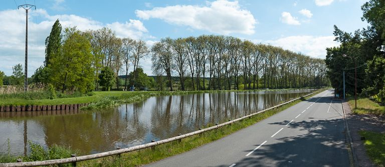 Vue d'ensemble d'amont avec allée de platanes. © Pierre-Marie Barbe-Richaud / Région Bourgogne-Franche-Comté, Inventaire du patrimoine - 2013