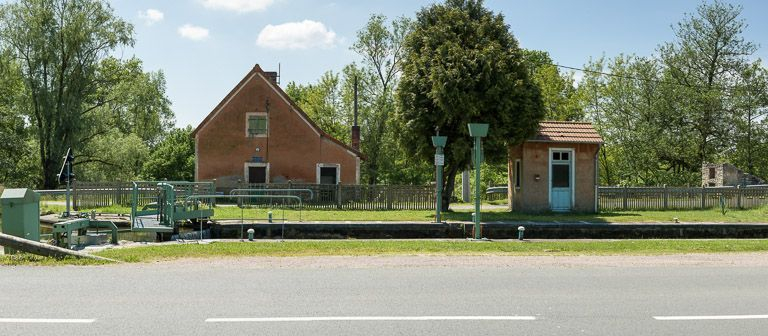Vue d'ensemble avec la maison éclusière de face. © Pierre-Marie Barbe-Richaud / Région Bourgogne-Franche-Comté, Inventaire du patrimoine - 2013