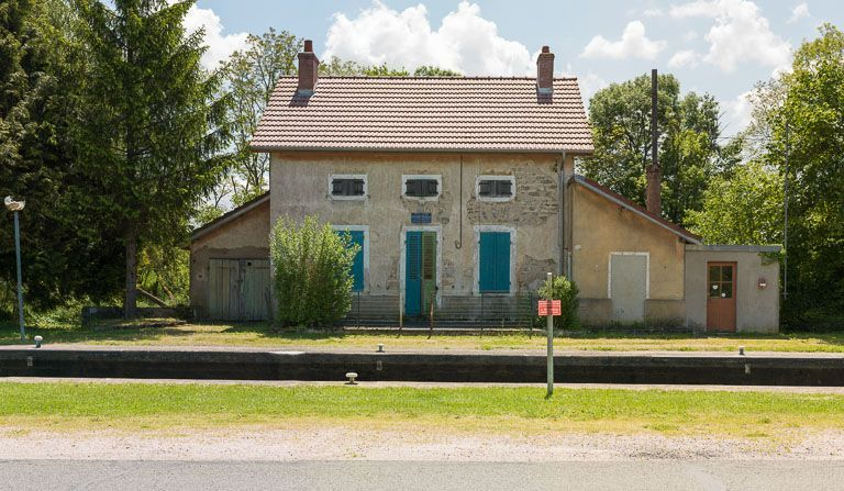 Vue de face de la maison éclusière. © Pierre-Marie Barbe-Richaud / Région Bourgogne-Franche-Comté, Inventaire du patrimoine - 2013
