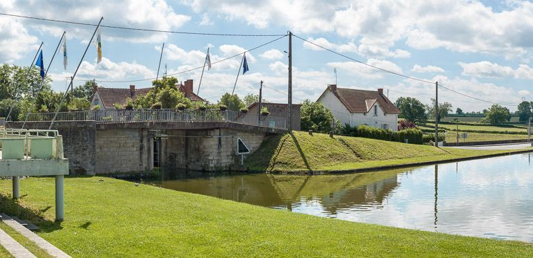 Le pont, vu d'aval. © Pierre-Marie Barbe-Richaud / Région Bourgogne-Franche-Comté, Inventaire du patrimoine - 2013
