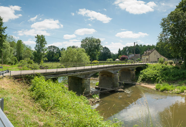 Vue du pont sur la Bourbince, en aval du château. © Pierre-Marie Barbe-Richaud / Région Bourgogne-Franche-Comté, Inventaire du patrimoine - 2013