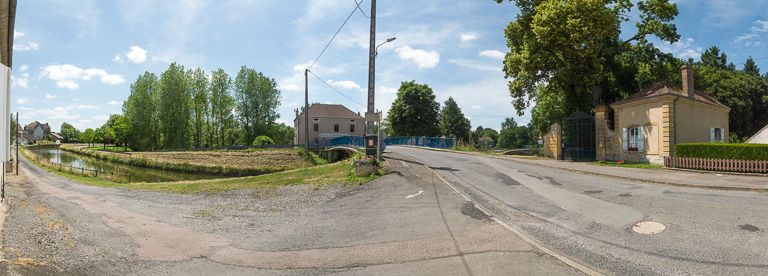 Le pont avec au fond le café des Trois Pigeons et à droite, le pavillon d'entrée du château. © Pierre-Marie Barbe-Richaud / Région Bourgogne-Franche-Comté, Inventaire du patrimoine - 2013