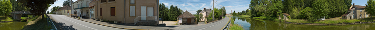 Panorama du canal à Palinges. De gauche à droite : le canal, la demeure à échauguettes, l'usine et la maison de garde. © Pierre-Marie Barbe-Richaud / Région Bourgogne-Franche-Comté, Inventaire du patrimoine - 2013