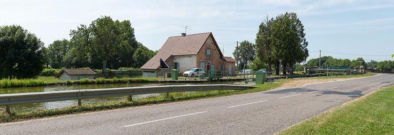 Vue d'ensemble avec la maison éclusière et le pont sur écluse. © Pierre-Marie Barbe-Richaud / Région Bourgogne-Franche-Comté, Inventaire du patrimoine - 2013