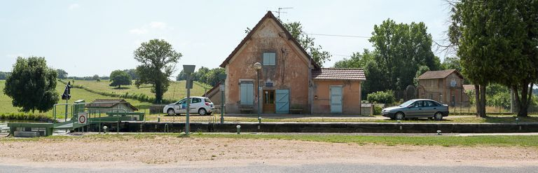 Vue d'ensemble avec la maison éclusière de face. © Pierre-Marie Barbe-Richaud / Région Bourgogne-Franche-Comté, Inventaire du patrimoine - 2013
