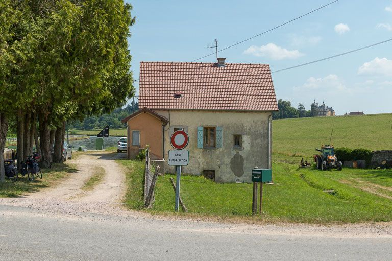 Façade latérale de la maison éclusière. On devine le château de Digoine en arrière-plan. © Pierre-Marie Barbe-Richaud / Région Bourgogne-Franche-Comté, Inventaire du patrimoine - 2013