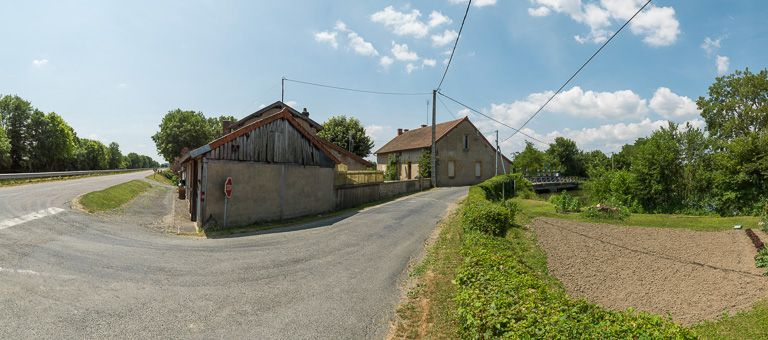 Vue d'ensemble des bâtiments. A gauche, le canal. © Pierre-Marie Barbe-Richaud / Région Bourgogne-Franche-Comté, Inventaire du patrimoine - 2013