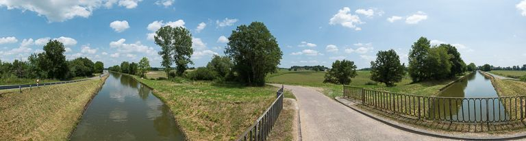 Depuis le canal, on aperçoit la ferme-école dans la continuité du pont. © Pierre-Marie Barbe-Richaud / Région Bourgogne-Franche-Comté, Inventaire du patrimoine - 2013