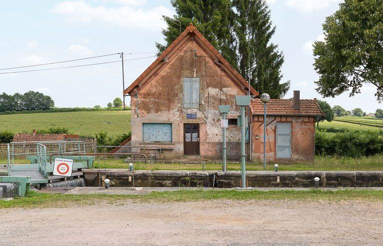 La maison éclusière de face. © Pierre-Marie Barbe-Richaud / Région Bourgogne-Franche-Comté, Inventaire du patrimoine - 2013