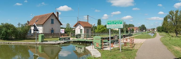Vue d'ensemble, d'amont. La ville de Paray-le-Monial en arrière-plan. © Pierre-Marie Barbe-Richaud / Région Bourgogne-Franche-Comté, Inventaire du patrimoine - 2013