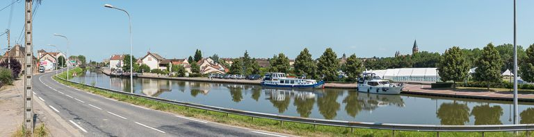 Vue d'ensemble du port, avec la ville de Paray-le-Monial en arrière-plan. © Pierre-Marie Barbe-Richaud / Région Bourgogne-Franche-Comté, Inventaire du patrimoine - 2013