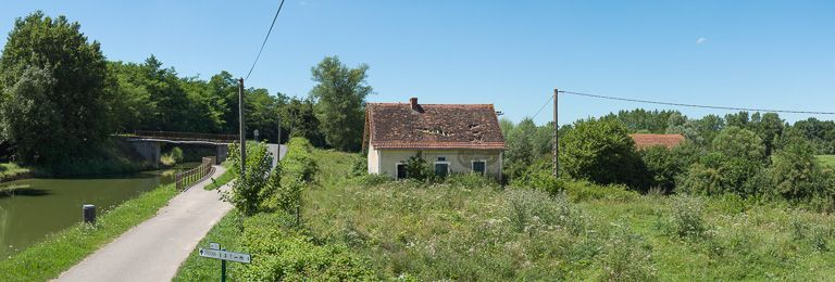 Vue d'ensemble du site abandonné. © Pierre-Marie Barbe-Richaud / Région Bourgogne-Franche-Comté, Inventaire du patrimoine - 2013
