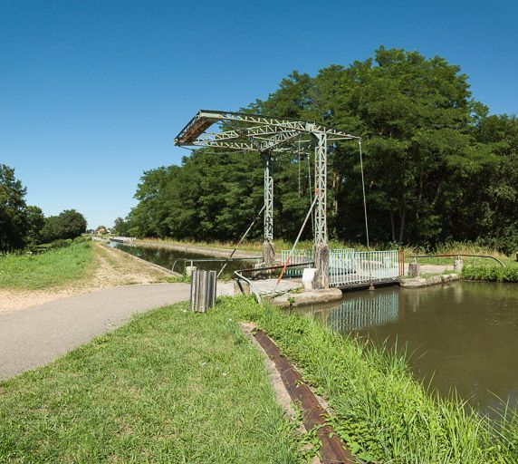 Le pont avec en arrière-plan le pont canal de la rigole. © Pierre-Marie Barbe-Richaud / Région Bourgogne-Franche-Comté, Inventaire du patrimoine - 2013