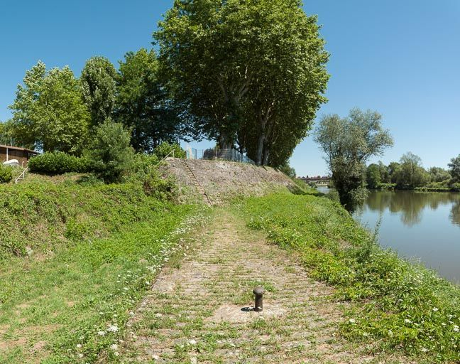 La Loire et le camping depuis le bajoyer. © Pierre-Marie Barbe-Richaud / Région Bourgogne-Franche-Comté, Inventaire du patrimoine - 2013