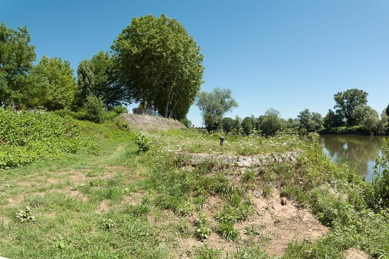 L'ancien bajoyer et la Loire. © Pierre-Marie Barbe-Richaud / Région Bourgogne-Franche-Comté, Inventaire du patrimoine - 2013