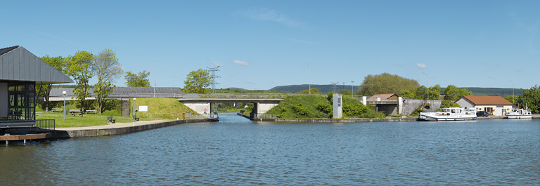Vue d'ensemble du pont en arrière plan du port de Chagny. © Thierry Kuntz / Région Bourgogne-Franche-Comté, Inventaire du patrimoine - 2013