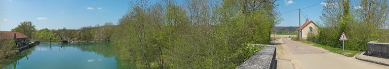 Vue panoramique d'un pont sur l'Armançon : de gauche à droite, l'Armançon avec un barrage, la maison éclusière. © Pierre-Marie Barbe-Richaud / Région Bourgogne-Franche-Comté, Inventaire du patrimoine - 2013