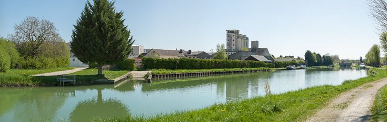 Le port vu d'aval. © Pierre-Marie Barbe-Richaud / Région Bourgogne-Franche-Comté, Inventaire du patrimoine - 2013