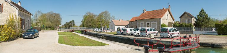 Vue d'ensemble du site d'écluse. Rive gauche, la maison éclusière, rive droite la subdivision de Tonnerre. © Pierre-Marie Barbe-Richaud / Région Bourgogne-Franche-Comté, Inventaire du patrimoine - 2013