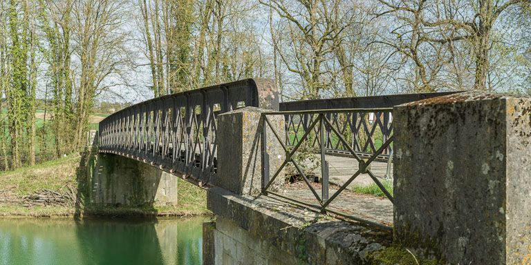 Le pont, vue d'ensemble. © Pierre-Marie Barbe-Richaud / Région Bourgogne-Franche-Comté, Inventaire du patrimoine - 2013
