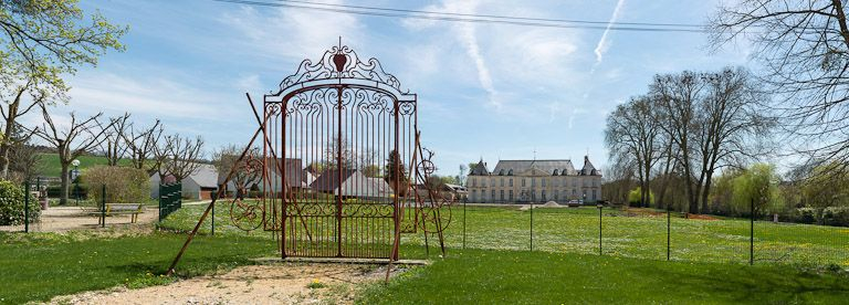 Façade principale du château depuis le portail d'entrée. © Pierre-Marie Barbe-Richaud / Région Bourgogne-Franche-Comté, Inventaire du patrimoine - 2013