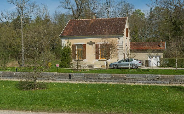 Vue de face de la maison éclusière. © Pierre-Marie Barbe-Richaud / Région Bourgogne-Franche-Comté, Inventaire du patrimoine - 2013