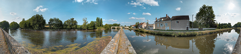 Panoramique : pont d'Accolay et village sur la droite, vus depuis la digue. A gauche, la Cure. © Thierry Kuntz / Région Bourgogne-Franche-Comté, Inventaire du patrimoine - 2013