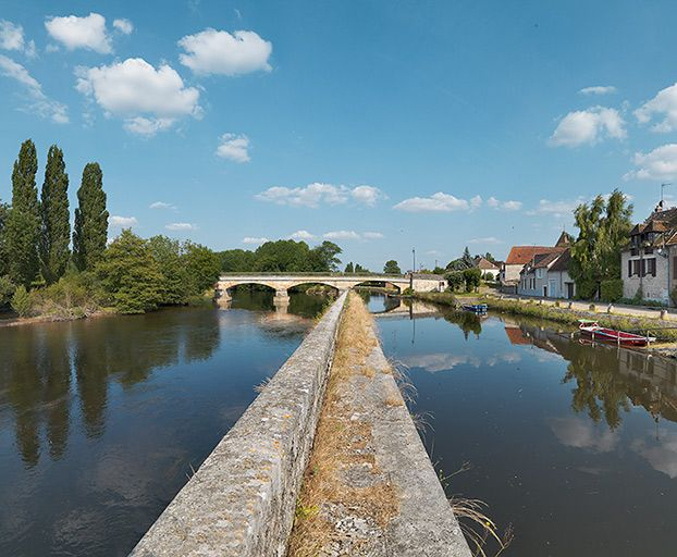 Pont d'Accolay et village sur la droite, vus depuis la digue. A gauche, la Cure. © Thierry Kuntz / Région Bourgogne-Franche-Comté, Inventaire du patrimoine - 2013