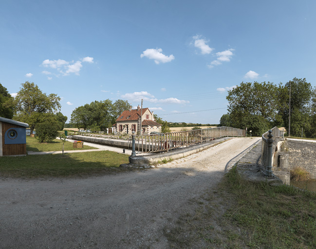 Vue sur le pont, avec à gauche le site d'écluse. © Thierry Kuntz / Région Bourgogne-Franche-Comté, Inventaire du patrimoine - 2013