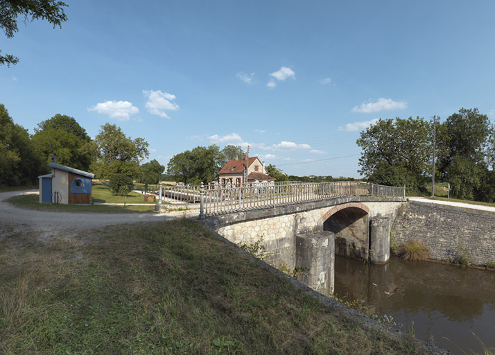 Le pont avec en arrière-plan le site d'écluse. © Thierry Kuntz / Région Bourgogne-Franche-Comté, Inventaire du patrimoine - 2013