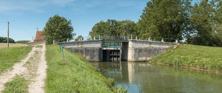 Le pont, vu d'aval. © Pierre-Marie Barbe-Richaud / Région Bourgogne-Franche-Comté, Inventaire du patrimoine - 2013