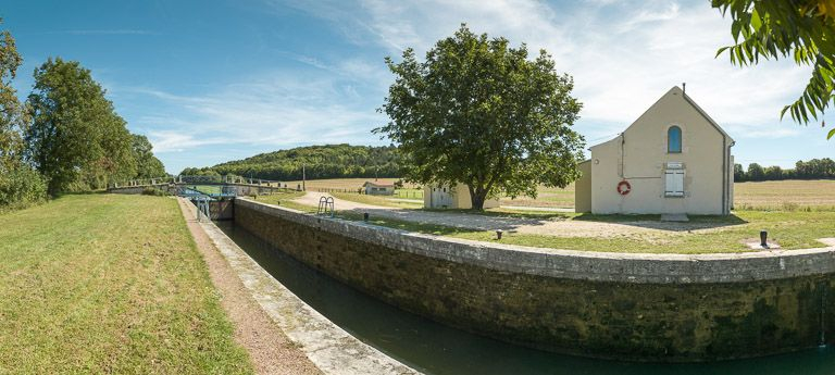 Vue d'ensemble du site avec maison éclusière de type Poirée de face. © Pierre-Marie Barbe-Richaud / Région Bourgogne-Franche-Comté, Inventaire du patrimoine - 2013
