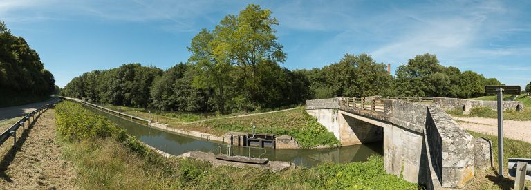 Vue d'ensemble de l'écluse de garde. On aperçoit la cheminée de l'ancienne usine (IA89002010). © Pierre-Marie Barbe-Richaud / Région Bourgogne-Franche-Comté, Inventaire du patrimoine - 2013