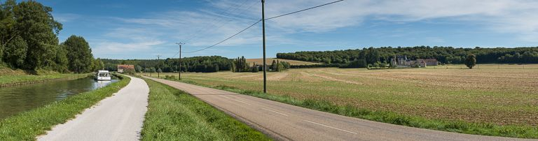 A droite, le château depuis le canal et en arrière-plan, on aperçoit la maison éclusière du site d'écluse 55. © Pierre-Marie Barbe-Richaud / Région Bourgogne-Franche-Comté, Inventaire du patrimoine - 2013