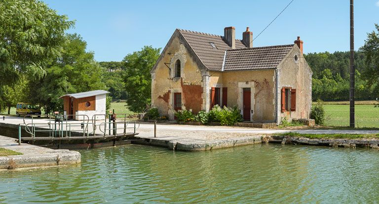 Vue générale du site d'écluse, avec la maison de 3/4. © Pierre-Marie Barbe-Richaud / Région Bourgogne-Franche-Comté, Inventaire du patrimoine - 2013
