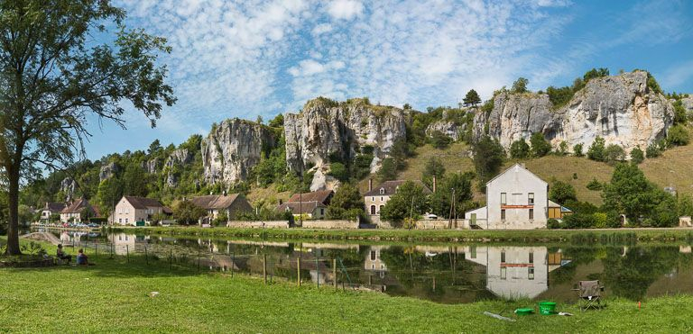 Les rochers du Saussois et le canal. © Pierre-Marie Barbe-Richaud / Région Bourgogne-Franche-Comté, Inventaire du patrimoine - 2013