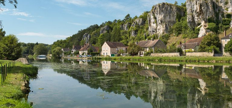 Les rochers du Saussois et le canal. © Pierre-Marie Barbe-Richaud / Région Bourgogne-Franche-Comté, Inventaire du patrimoine - 2013