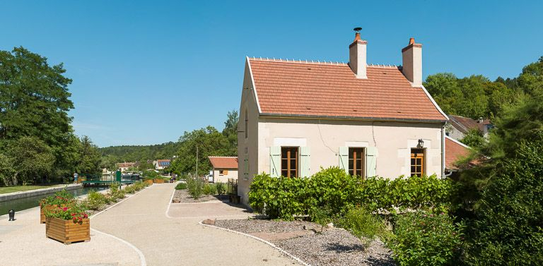 Le site avec la maison éclusière, rive droite. © Pierre-Marie Barbe-Richaud / Région Bourgogne-Franche-Comté, Inventaire du patrimoine - 2013