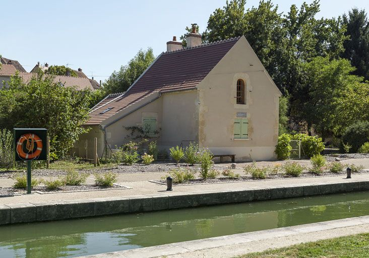 Vue de 3/4 de la maison éclusière et de l'annexe à gauche. © Pierre-Marie Barbe-Richaud / Région Bourgogne-Franche-Comté, Inventaire du patrimoine - 2013