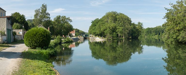 En aval du site d'écluse, le canal emprunte l'Yonne sous forme de râcle. © Pierre-Marie Barbe-Richaud / Région Bourgogne-Franche-Comté, Inventaire du patrimoine - 2013