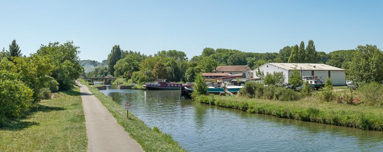 Le port avec les hangars et l'écluse de garde. © Pierre-Marie Barbe-Richaud / Région Bourgogne-Franche-Comté, Inventaire du patrimoine - 2013
