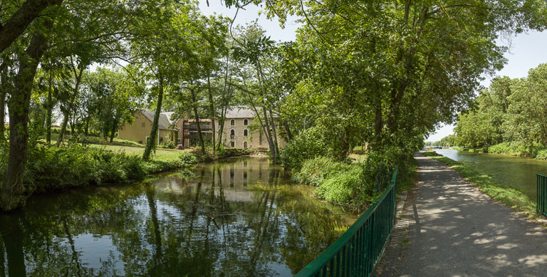 Vue d'ensemble du moulin avec à droite, le canal. Au premier plan, le bief de dérivation. © Pierre-Marie Barbe-Richaud / Région Bourgogne-Franche-Comté, Inventaire du patrimoine - 2013