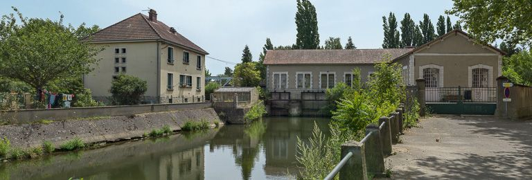 Le moulin et le bief de dérivation. A gauche, l'arrière de la maison éclusière. © Pierre-Marie Barbe-Richaud / Région Bourgogne-Franche-Comté, Inventaire du patrimoine - 2013