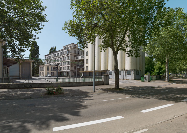 Les minoteries du « Moulin du Batardeau », bief 81 du versant Seine à Auxerre. © Pierre-Marie Barbe-Richaud / Région Bourgogne-Franche-Comté, Inventaire du patrimoine - 2013