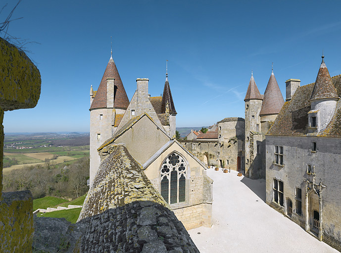 La cour avec la chapelle vues du chemin de ronde. © Thierry Kuntz / Région Bourgogne-Franche-Comté, Inventaire du patrimoine - 2014