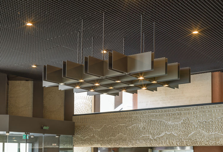 Lustre du hall. © Pierre-Marie Barbe-Richaud / Région Bourgogne-Franche-Comté, Inventaire du patrimoine - 2014 Lustre du hall. © Pierre-Marie Barbe-Richaud / Région Bourgogne-Franche-Comté, Inventaire du patrimoine - 2014