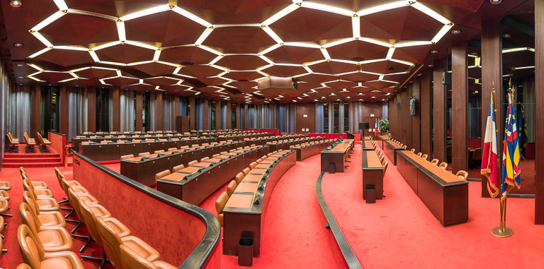 Vue panoramique de la salle des Assemblées depuis l'estrade. © Pierre-Marie Barbe-Richaud / Région Bourgogne-Franche-Comté, Inventaire du patrimoine - 2014 Vue panoramique de la salle des Assemblées depuis l'estrade. © Pierre-Marie Barbe-Richaud / Région Bourgogne-Franche-Comté, Inventaire du patrimoine - 2014